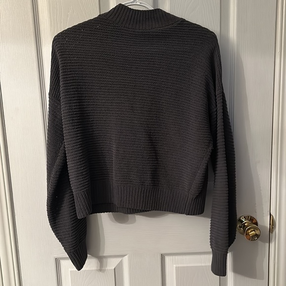 Hollister sweater - Picture 2 of 5